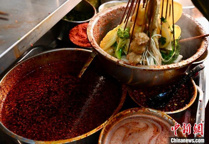 　　天水麻辣烫专用红油辣子。九美旦增 摄