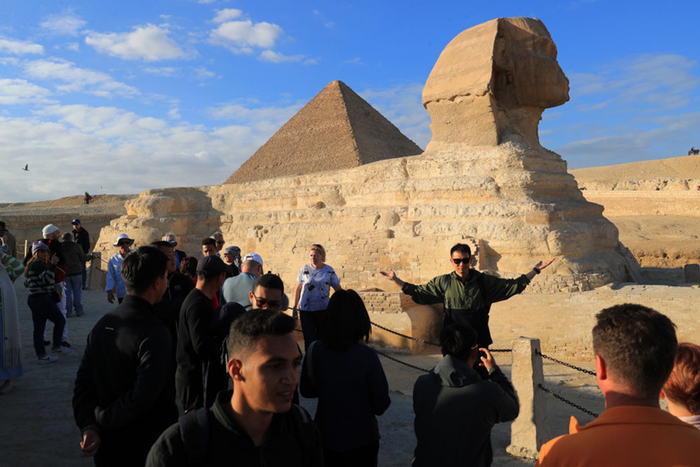 游客在埃及吉萨金字塔景区内拍照留影（记者张健 摄）