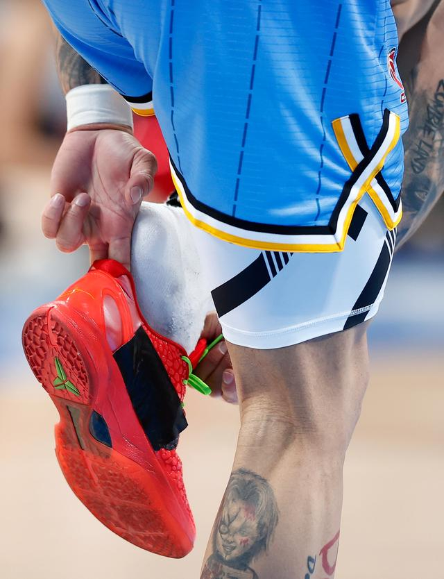 3月17日，北京北汽队球员阿斯起亚·布克在比赛中穿上被踩掉的球鞋。新华社记者 王丽莉 摄