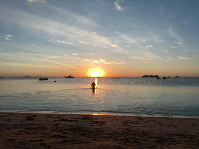 日出时分，游客在埃及红海海滨城市胡尔加达的酒店度假区下海淌水（记者张健 摄）