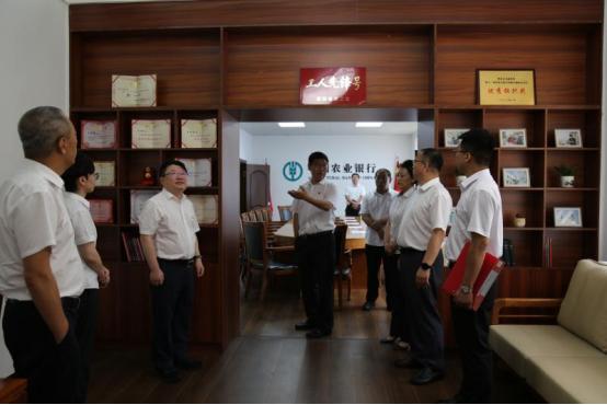 农行吉林省分行和通化市分行领导到辉南支行劳模工作室参观调研