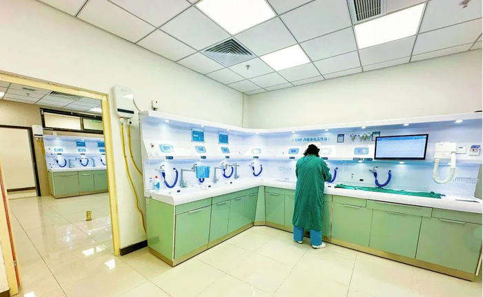 整洁明亮的内镜清洗工作站