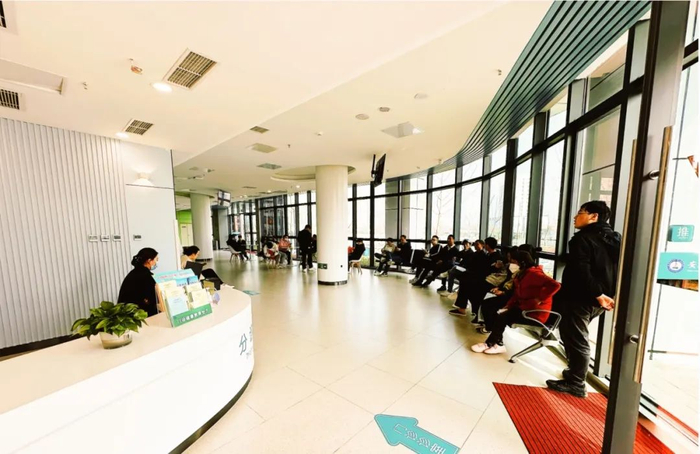 有序等候的患者们