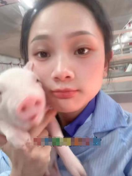 ▲这名女生在社交平台上晒出自己与猪崽的合影