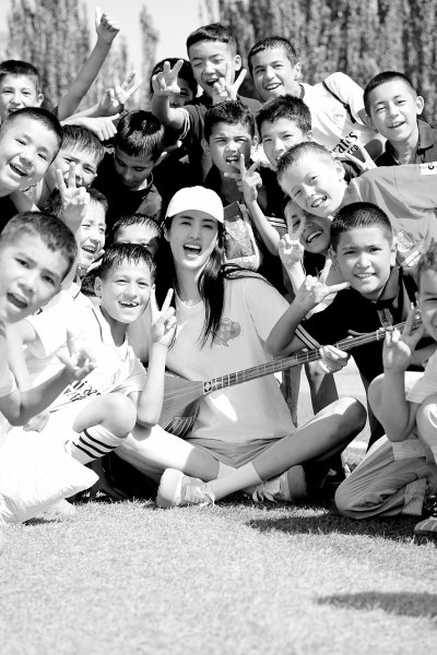     ▲ 赵丽娜与新疆喀什色满乡小学的孩子们在一起