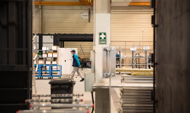 3月18日，在匈牙利比奥托尔巴吉，工人在蔚来能源欧洲工厂工作。新华社记者 张帆 摄