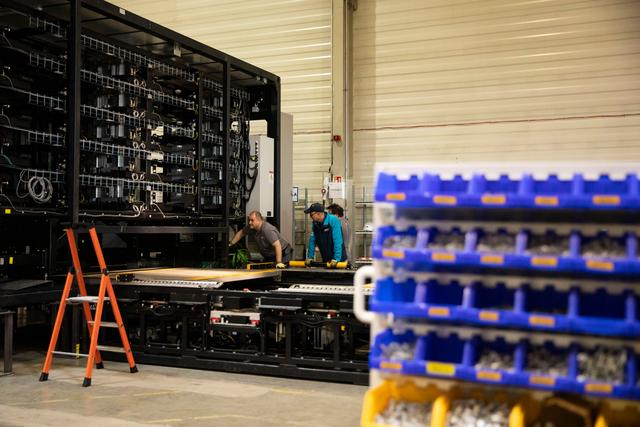 3月18日，在匈牙利比奥托尔巴吉，工人在蔚来能源欧洲工厂工作。新华社记者 张帆 摄