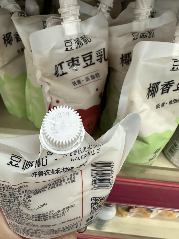 一袋红枣豆乳，标签上写生产日期“见喷码”，消费者反复查找后发现在吸嘴盖上