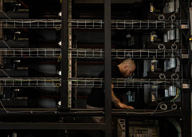 3月18日，在匈牙利比奥托尔巴吉，工人在蔚来能源欧洲工厂工作。新华社记者 张帆 摄