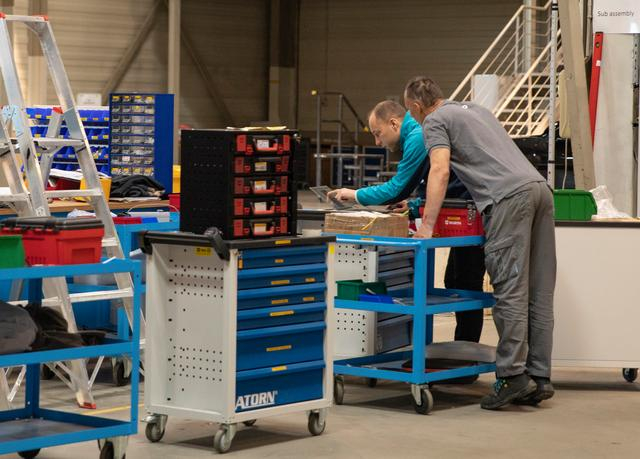 3月18日，在匈牙利比奥托尔巴吉，工人在蔚来能源欧洲工厂工作。新华社记者 张帆 摄