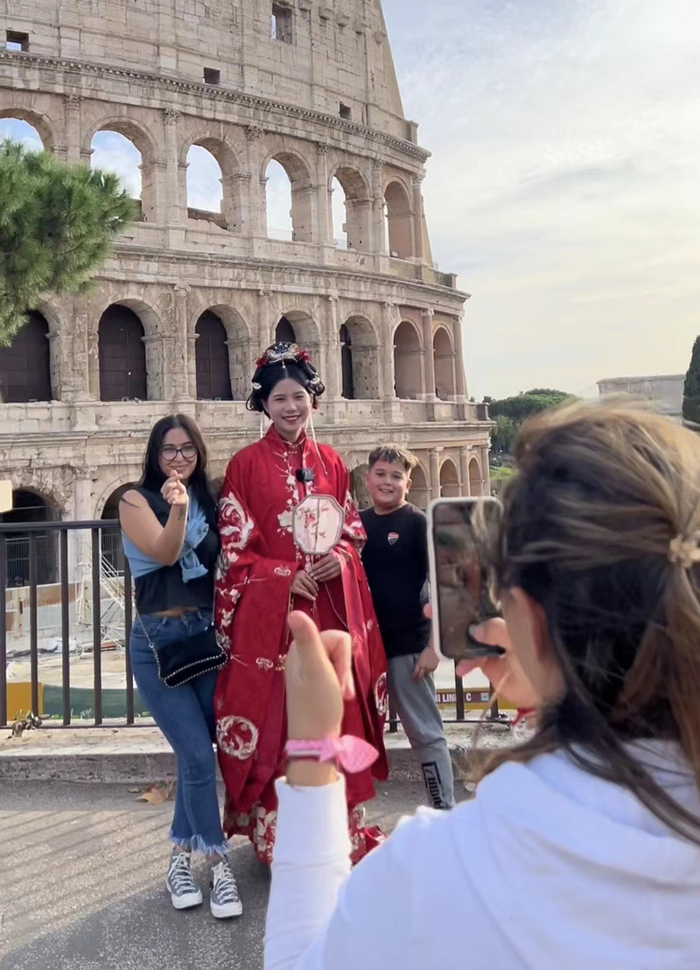 杨月身穿汉服在意大利罗马，游客与她合照。（视频截图）