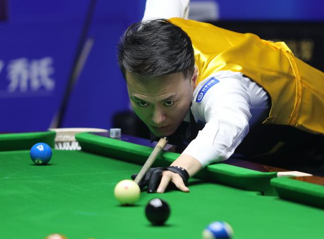 3月18日，中国选手代勇在国内组第一阶段比赛中，他13比8战胜孔维立。新华社记者 杨世尧 摄