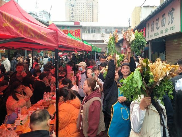 在天水市秦州区一处小院内，游客们将串串“捧花”举过头顶，有序排队品尝麻辣烫。新华社记者 王紫轩 摄