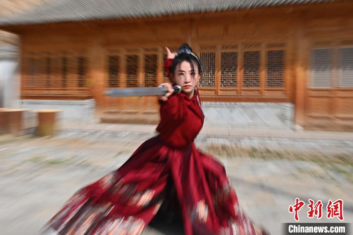 图为张含亮在天水古民居前展示剑术。李亚龙 摄