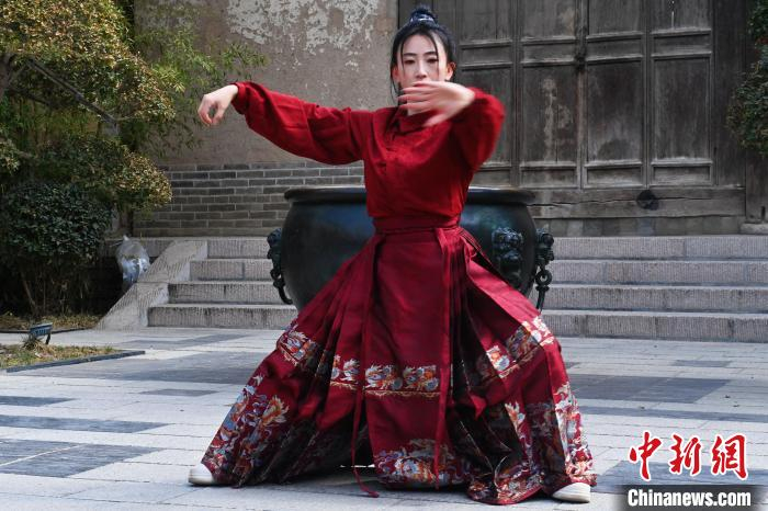 图为张含亮在天水古城展示太极拳。李亚龙 摄