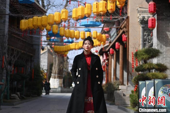 图为张含亮在天水古城游览。李亚龙 摄