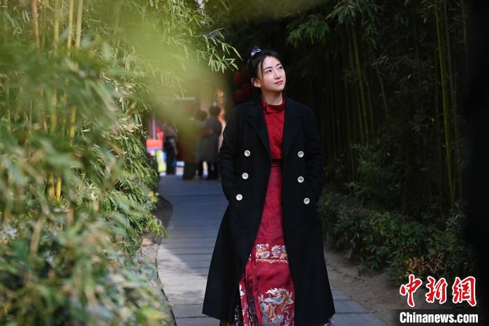 图为张含亮在天水古城游览。李亚龙 摄