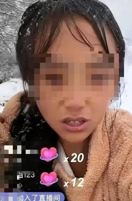 ▲网红“凉山孟阳”在冰雪天气直播带货