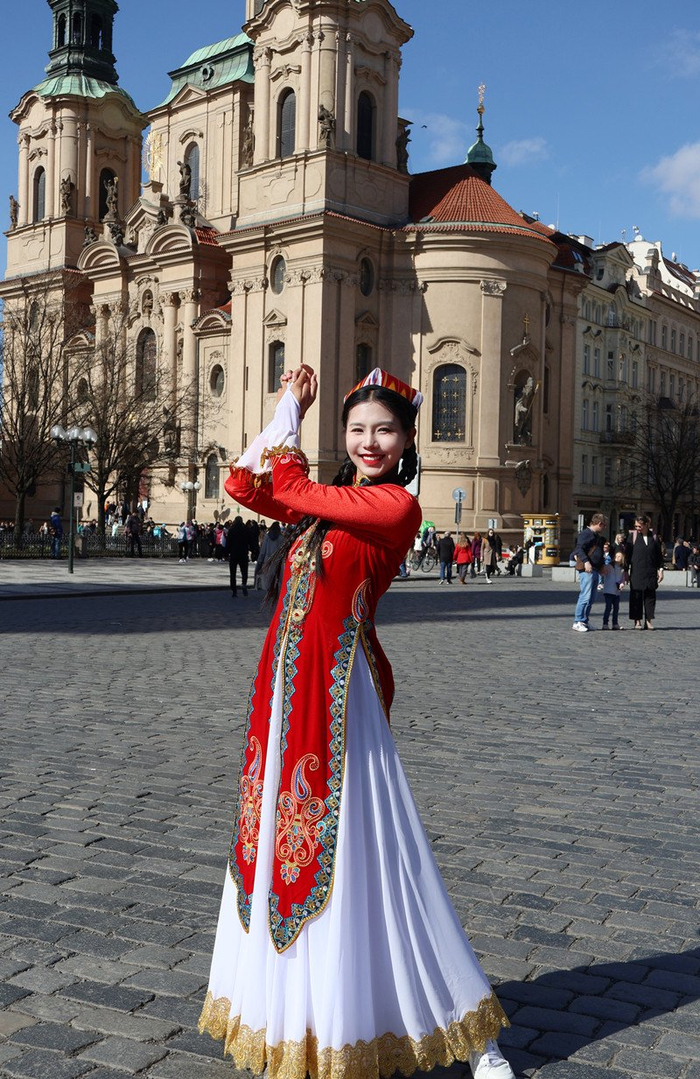 杨月身穿维吾尔族服饰在捷克布拉格。（杨月/供图）