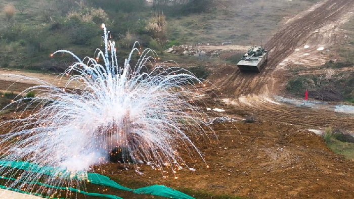   使用烟雾弹掩护战车。杨偲博 摄