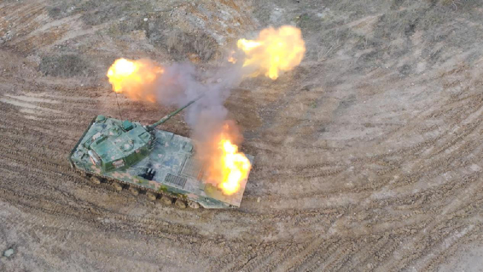     战车行进间对目标进行打击。杨偲博 摄