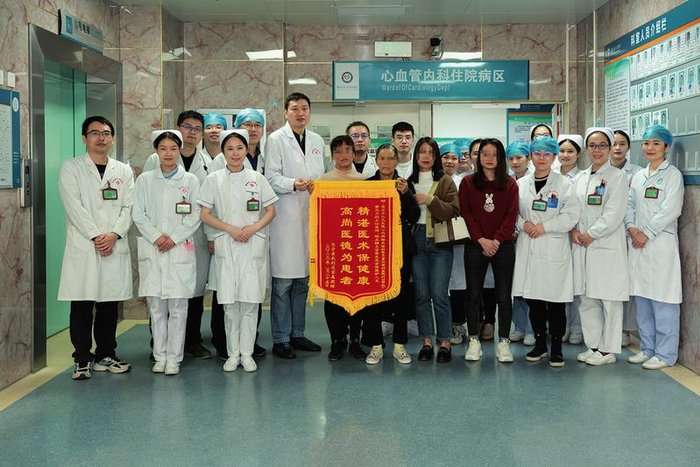     隆安县人民医院心血管内科收到患者送来的锦旗（医院供图）