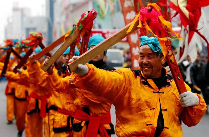 2007年3月1日，天水市甘泉镇农民在表演社火“夹板”。新华社记者 聂建江 摄