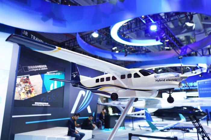   2023年11月10日在第六届进博会汽车展区拍摄的安飞九座混动飞机模型。新华社记者金皓原摄