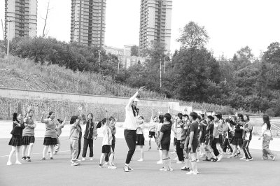     ▲ 赵丽娜与孩子们进行热身游戏