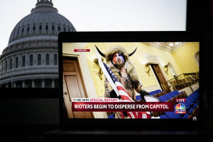   2021年1月6日拍摄的电视画面显示，一名抗议者闯入位于美国华盛顿的国会大厦。新华社记者刘杰摄