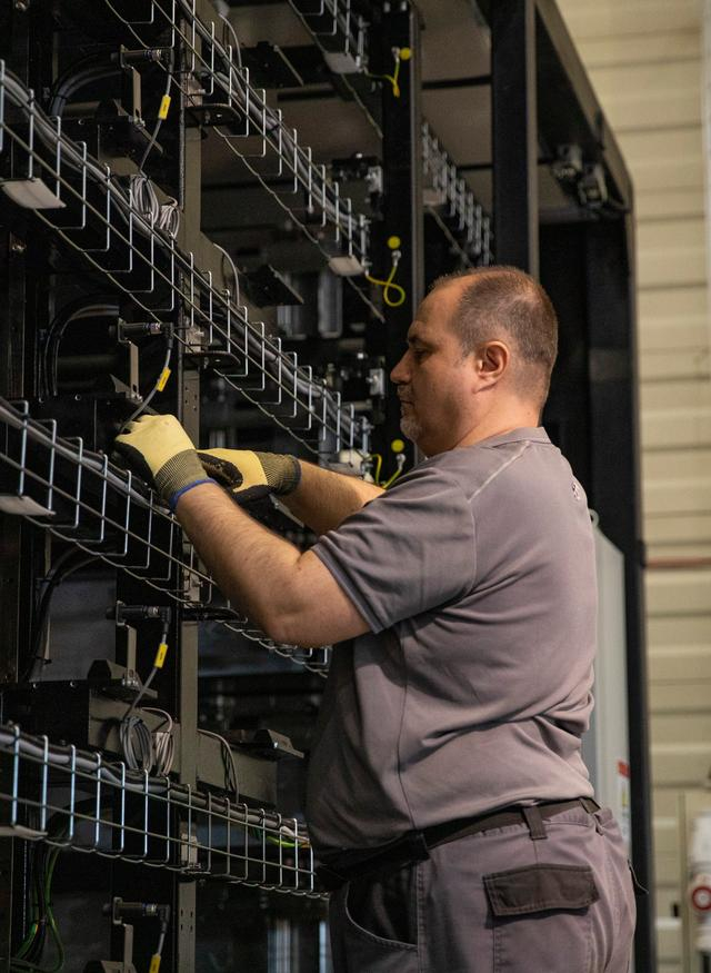 3月18日，在匈牙利比奥托尔巴吉，工人在蔚来能源欧洲工厂工作。新华社记者 张帆 摄