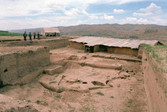 1985年拍摄的大地湾遗址发掘出来的部落聚会大厅遗址。新华社记者 李生才 摄