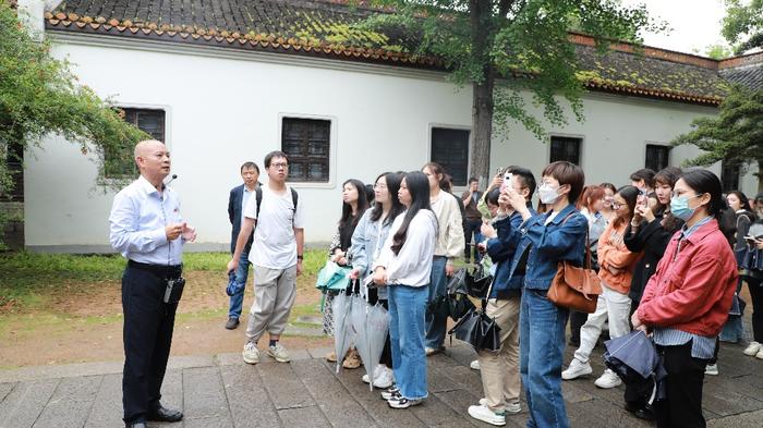 △2023年5月23日，湖南大学师生正在上以“铭记历史，缅怀先烈，弘扬爱国奋斗精神”为主题的“移动”思政课。