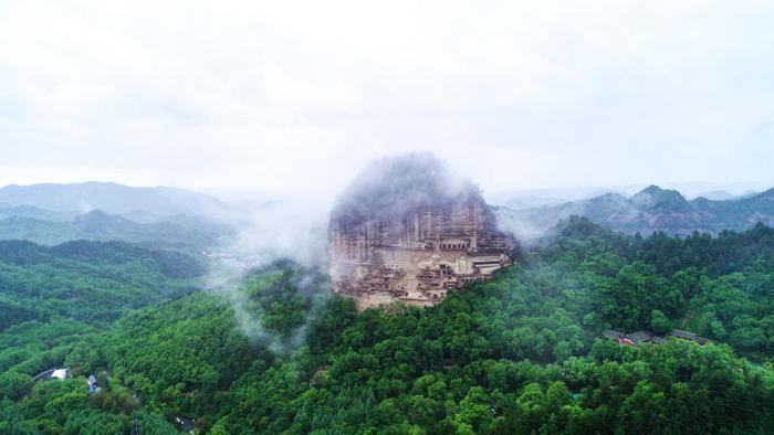 2023年5月31日拍摄的“麦积烟雨”景观（无人机照片）。新华社记者 郎兵兵 摄