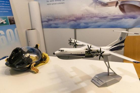 中国航空工业集团有限公司的飞机展示模型和消防头盔。马里奥斯·罗洛斯 摄