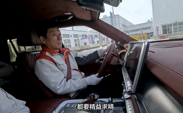 魏建军了解新车坦克700 Hi4-T状况。截图来自坦克品牌执行副总经理谷玉坤微博视频。