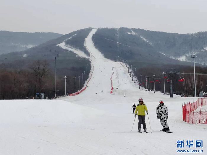 雪友在吉林市北大湖滑雪度假区“滑春雪”。 黄维摄 新华网发