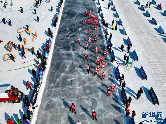 1月30日，首届中国·吉林松花江滑冰马拉松挑战赛在白山市靖宇县举行，参赛者在比赛中（无人机照片）。 新华社记者 颜麟蕴 摄