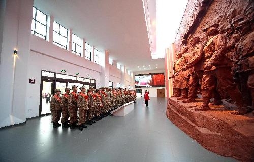 衡阳警备区领导在仪式中寄语全体新兵,勉励他们铭记从英烈故里出发的