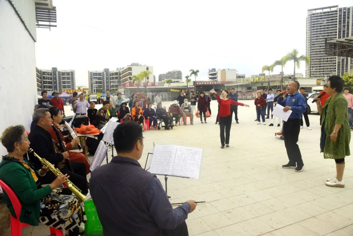 乐队在月亮湾广场纵情欢歌。刘再扬 摄