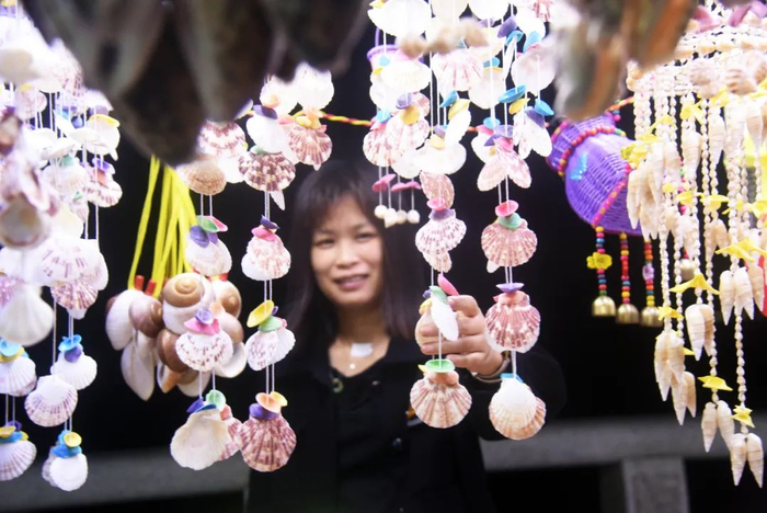 色彩斑斓的贝壳制品让游客眼前一亮。刘再扬 摄