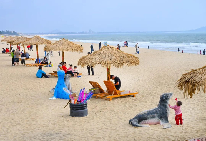 许多游客选择到沙扒海滩游玩。梁文栋 摄
