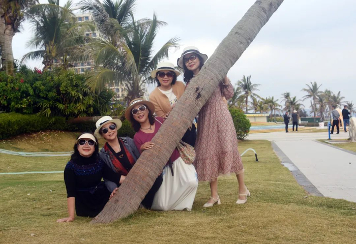 在休闲度假时不忘合影留念。刘再扬 摄