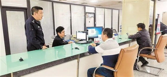 市政务服务中心公安综合服务大厅车管窗口提质效优服务暖民心。