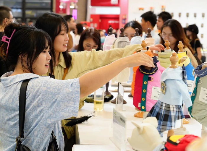 观众在第25届亚洲宠物展览会宠物服装展台参观。李心怡摄（新华社发）