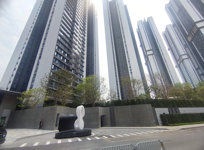 　莱英花园旧改项目周边的豪宅项目 图源&nbsp;|&nbsp;每经记者 陈荣浩 摄