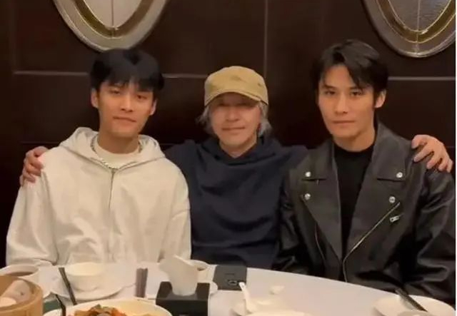 大、小杨哥和周星驰合照