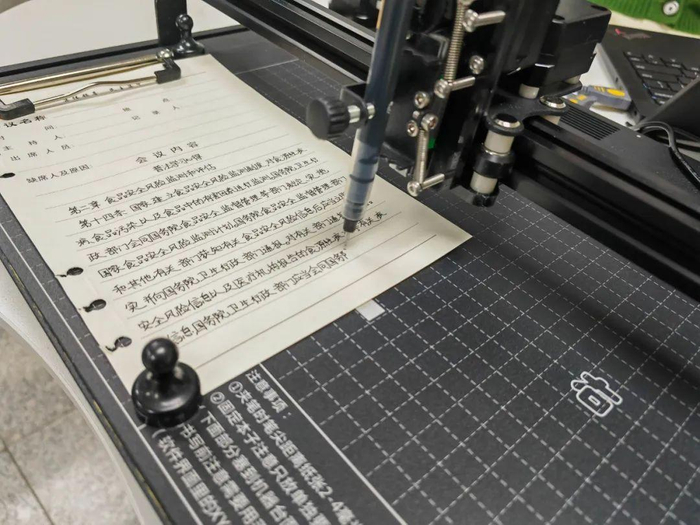 ↑手写机器人。图据半月谈