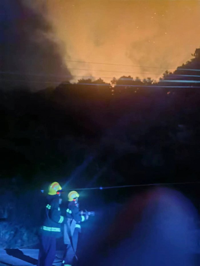 消防员正在展开增湿作业，堵截蔓延的火势。图片来源：四川消防