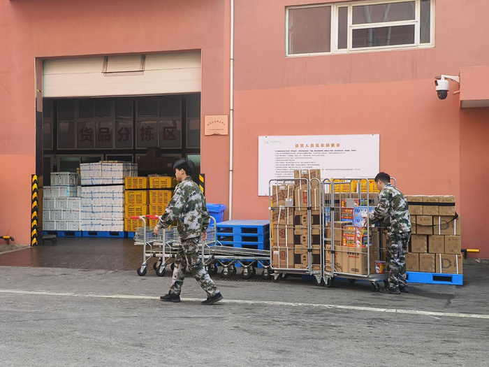 搬运货物的临时工们